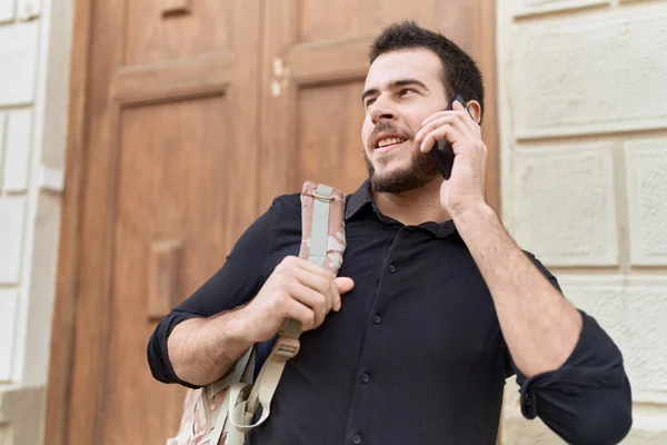 Jovem Hispânico Falando Smartphone Usando Mochila Rua — Fotografia de Stock