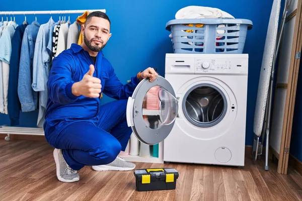 Reparador Hispânico Trabalhando Máquina Lavar Roupa Sorrindo Feliz Positivo Polegar — Fotografia de Stock