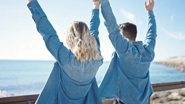 Man Woman Couple Hands Raised Backwards Seaside — Stock Photo, Image
