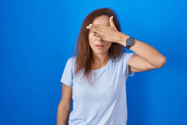 Esmer Kadın Mavi Arka Planda Duruyor Gözleri Kaplıyor Ciddi Üzgün — Stok fotoğraf