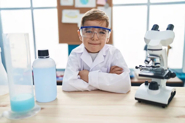Sevimli Spanyol Çocuk Gülümsüyor Kollarını Kavuşturup Laboratuvar Sınıfına Gidiyor — Stok fotoğraf