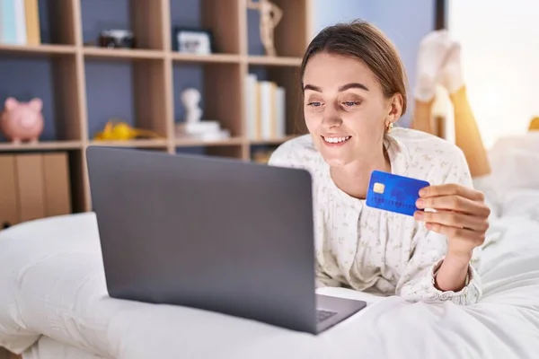 Young Caucasian Woman Using Laptop Credit Card Sitting Bed Bedroom — Stockfoto