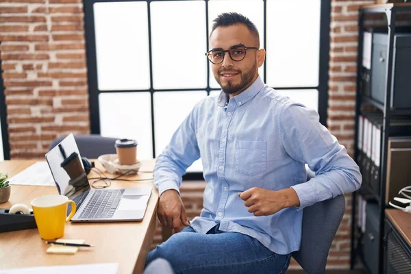 Young Hispanic Man Business Worker Using Laptop Working Office — ストック写真