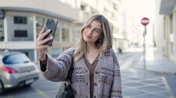 Young Blonde Woman Smiling Confident Making Selfie Smartphone Street — ストック写真
