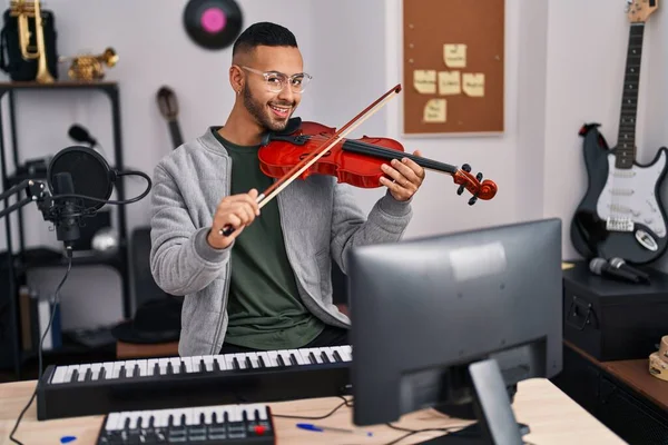 Afrikansk Amerikansk Man Musiker Ler Säker Spela Fiol Musik Studio — Stockfoto