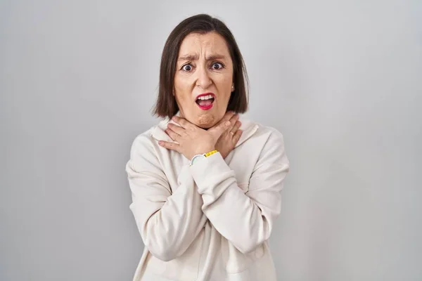 Middle Age Hispanic Woman Standing Isolated Background Shouting Suffocate Because — Foto de Stock