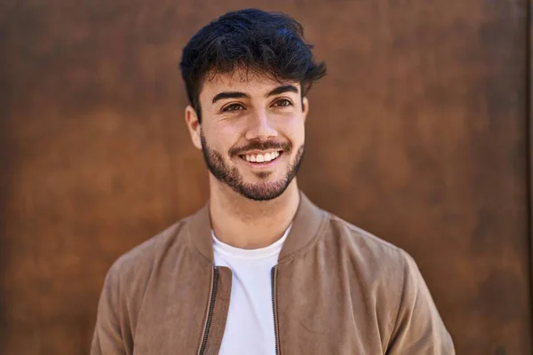 Genç Spanyol Adam Gülümsüyor Kahverengi Izole Arka Planda Kendine Güveni — Stok fotoğraf