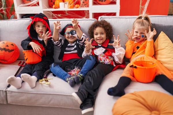 Grupo Crianças Vestindo Traje Halloween Fazendo Gesto Medo Casa — Fotografia de Stock