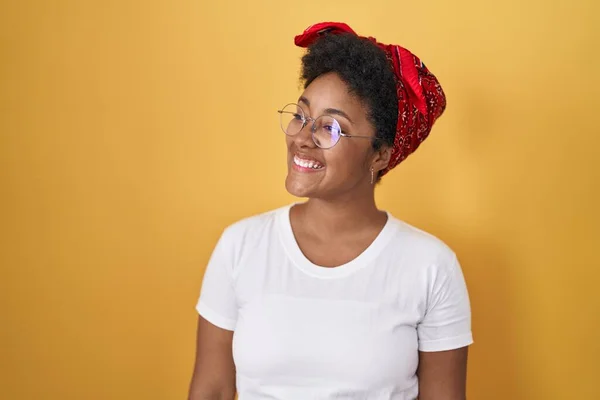 Sarı Arka Planda Dikilen Afro Amerikalı Genç Bir Kadın Yüzünde — Stok fotoğraf