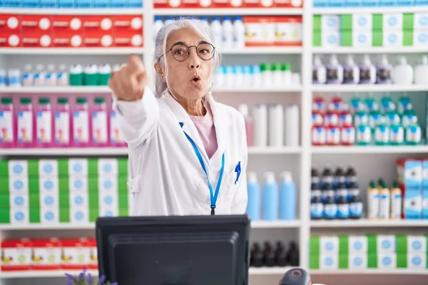 Middle Age Woman Tattoos Working Pharmacy Drugstore Pointing Finger Surprised — Stock Photo, Image