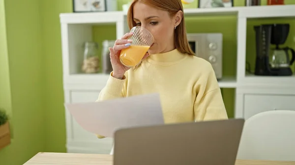 Joven Mujer Rubia Bebiendo Jugo Naranja Documento Lectura Casa —  Fotos de Stock