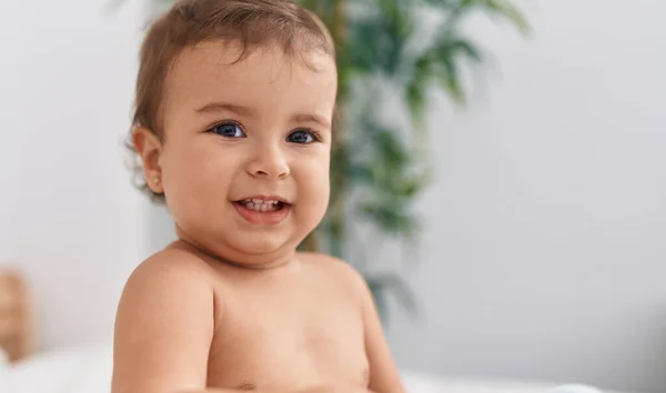 Adorável Bebê Hispânico Sorrindo Confiante Sentado Cama Quarto — Fotografia de Stock