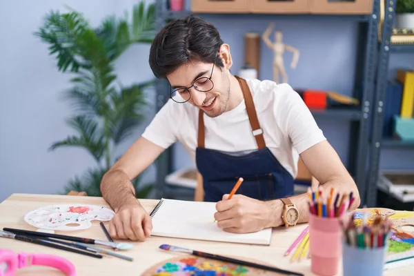 Jonge Spaanse Man Kunstenaar Glimlachend Zelfverzekerd Tekenen Notebook Kunststudio — Stockfoto
