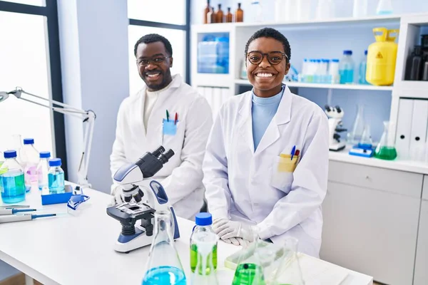 Científicos Científicas Sonriendo Confiados Laboratorio —  Fotos de Stock