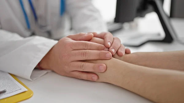 Homem Mulher Médico Paciente Apoio Com Mãos Juntas Clínica — Fotografia de Stock