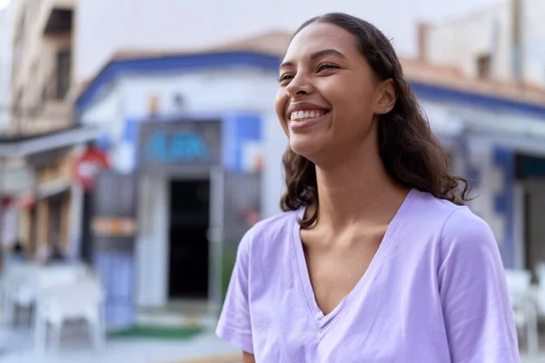 Jovem Afro Americana Sorrindo Confiante Olhando Para Lado Terraço Café — Fotografia de Stock