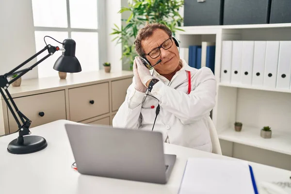 Senior Doctor Hombre Trabajando Línea Cita Durmiendo Cansado Soñando Posando — Foto de Stock