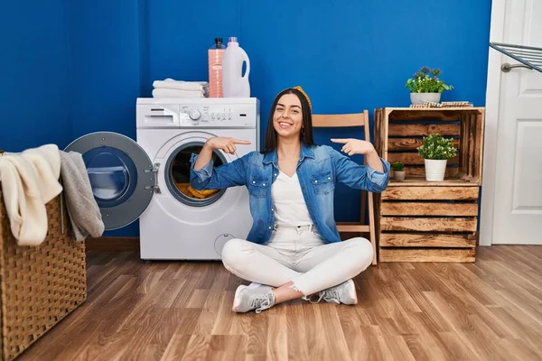 Hispanic Kvinna Gör Tvätt Sitter Golvet Ser Säker Med Leende — Stockfoto