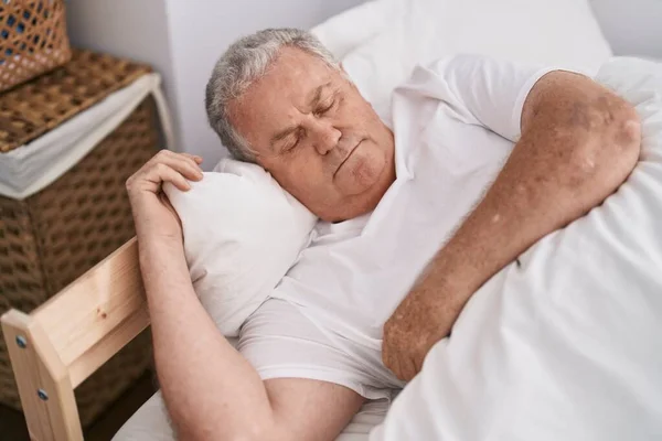 Homem Cabelos Grisalhos Meia Idade Deitado Cama Dormindo Quarto — Fotografia de Stock