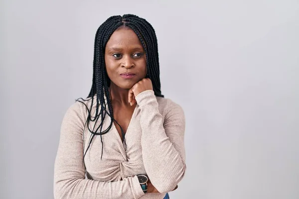 白い背景の上に立っているアフリカの女性は 口の爪をかむ上で手で強調し 緊張している 不安の問題 — ストック写真