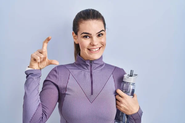 Hermosa Mujer Que Usa Ropa Deportiva Sosteniendo Botella Agua Sonriente —  Fotos de Stock