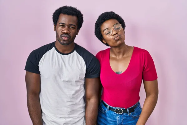 Pasangan Muda African American Berdiri Atas Latar Belakang Merah Muda — Stok Foto