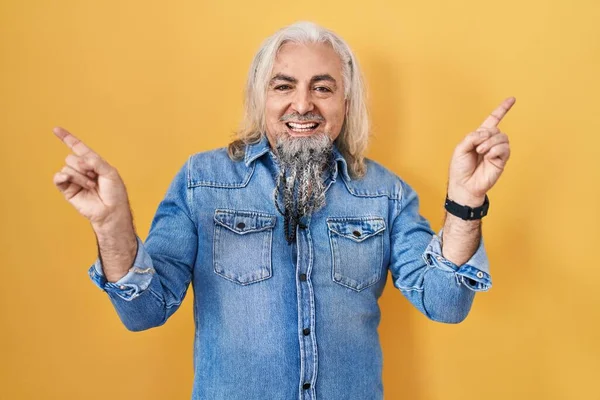Muž Středního Věku Šedivými Vlasy Stojící Nad Žlutým Pozadím Usmívající — Stock fotografie