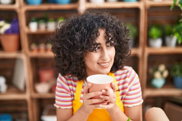 Молодая Женщина Ближнего Востока Уверенно Улыбающаяся Пила Кофе Флористу — стоковое фото