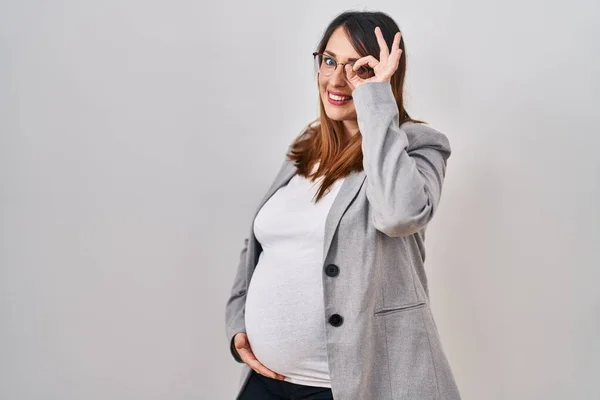 Těhotná Obchodní Žena Stojící Nad Bílým Pozadím Úsměvem Šťastný Dělá — Stock fotografie