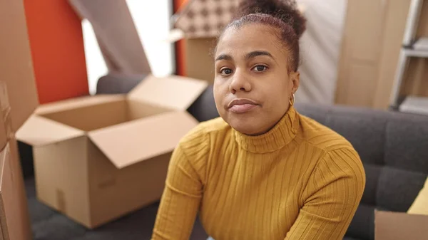 Yeni Evindeki Kanepede Oturan Afrikalı Amerikalı Genç Bir Kadın — Stok fotoğraf