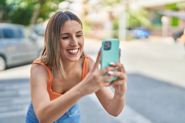 Young Beautiful Hispanic Woman Smiling Confident Make Photo Smartphone Street — Fotografia de Stock