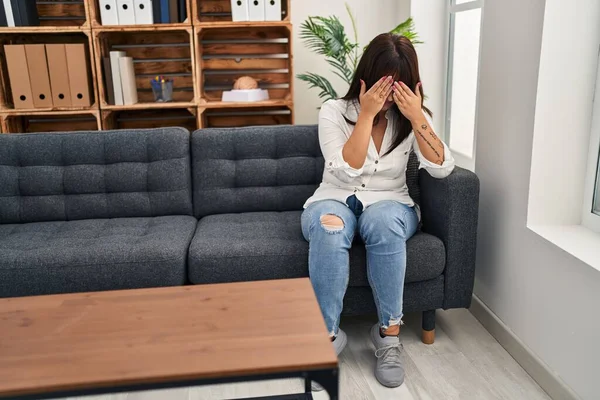 Młoda Piękna Latynoska Pacjentka Zestresowana Siedząc Kanapie Klinice Psychologicznej — Zdjęcie stockowe