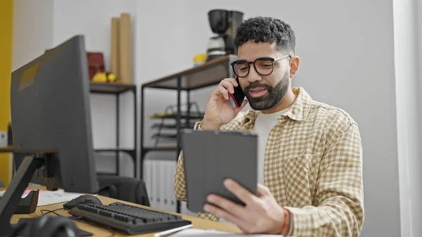Genç Spanyol Adamı Ofiste Dokunmatik Ped Kullanarak Akıllı Telefondan Konuşuyor — Stok fotoğraf