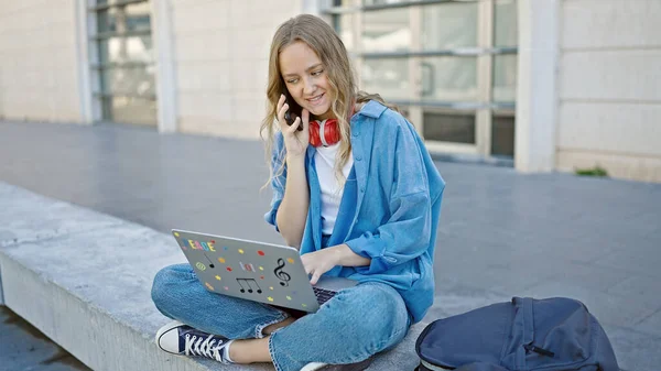 Jovem Loira Estudante Usando Laptop Falando Smartphone Universidade — Fotografia de Stock