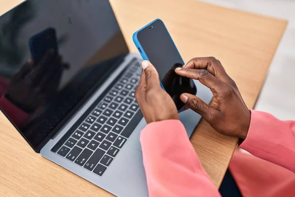 Африканская Американская Деловая Женщина Использующая Ноутбук Смартфон Офисе — стоковое фото