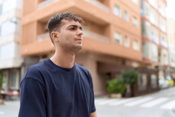Latin Kökenli Genç Adam Ciddi Bir Ifadeyle Sokağa Bakıyor — Stok fotoğraf