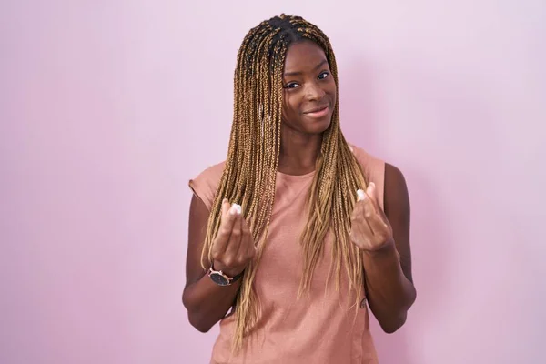 Африканская Американка Плетеными Волосами Стоящая Розовом Фоне Жестикулирующая Руками Просящая — стоковое фото