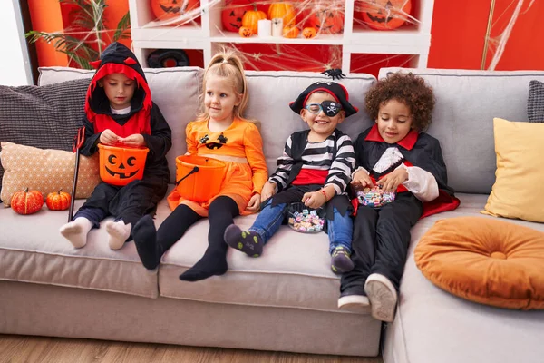 Skupina Dětí Halloweenském Kostýmu Sedí Doma Gauči — Stock fotografie