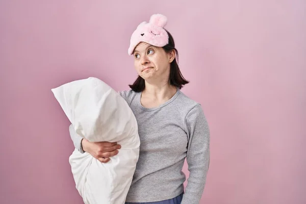 Mulher Com Síndrome Usando Máscara Dormir Abraçando Travesseiro Sorrindo Olhando — Fotografia de Stock