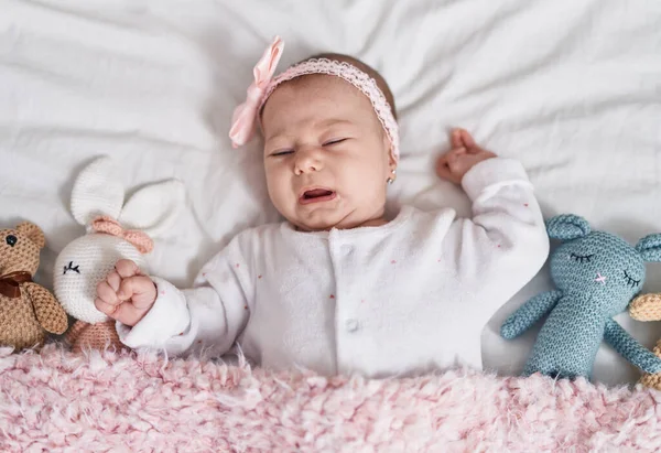 Adorable Bébé Caucasien Couché Sur Lit Avec Des Poupées Pleurant — Photo