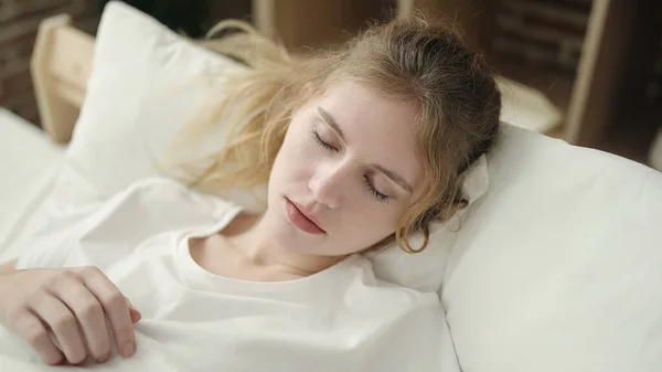Junge Blonde Frau Liegt Auf Bett Und Schläft Schlafzimmer — Stockfoto