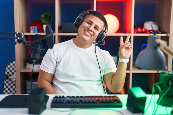 Νεαρός Ισπανός Που Παίζει Βιντεοπαιχνίδια Χαμογελώντας Κοιτάζοντας Την Κάμερα Που — Φωτογραφία Αρχείου