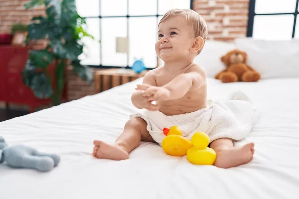 Adorable Caucasian Boy Sitting Bed Clapping Hands Bedroom — Stock Photo, Image