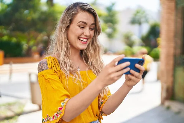 Jonge Vrouw Glimlachen Zelfverzekerd Kijken Video Smartphone Straat — Stockfoto