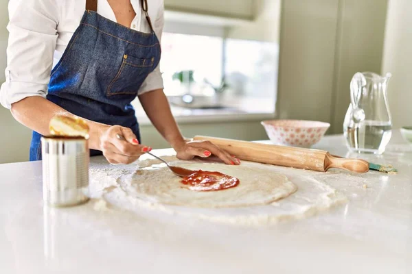 Young Blonde Woman Cooking Pizza Kitchen — Stockfoto