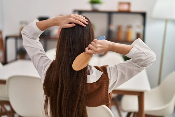Junge Schöne Hispanische Frau Kämmt Haare Sitzend Auf Stuhl Hause — Stockfoto