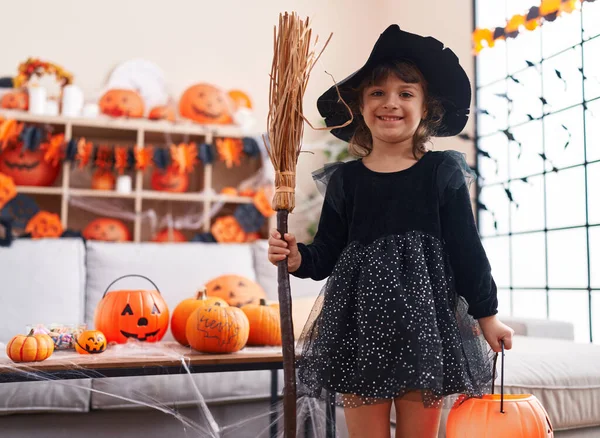 Adorable Chica Hispana Teniendo Fiesta Halloween Sosteniendo Escoba Casa — Foto de Stock