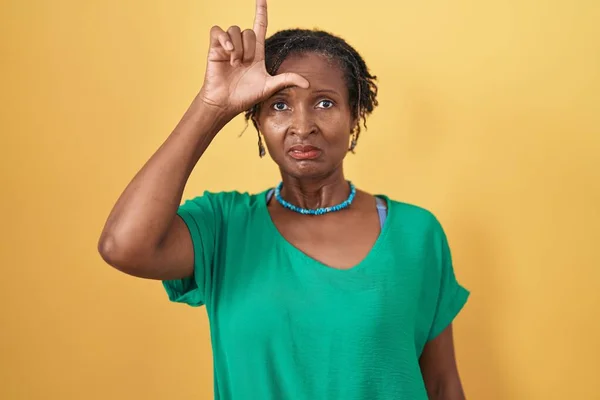 Mujer Africana Con Rastas Pie Sobre Fondo Amarillo Burlándose Gente — Foto de Stock