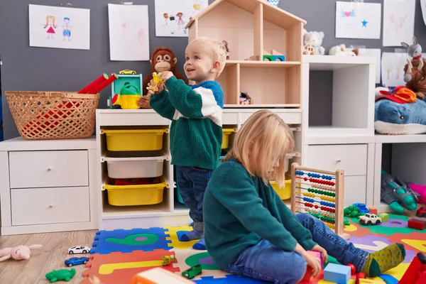 Liebenswerter Junge Und Mädchen Spielen Kindergarten Mit Bauklötzen Auf Dem — Stockfoto