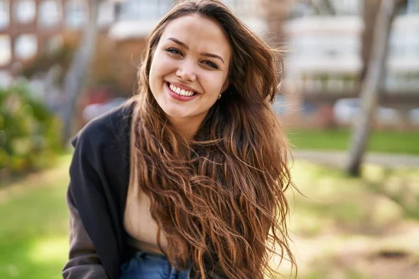 Wanita Muda Hispanik Tersenyum Percaya Diri Duduk Bangku Taman — Stok Foto
